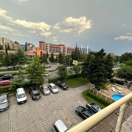 Central, 3 Bedroom At Golden Complex Apartmán