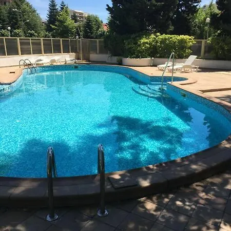 Central, 3 Bedroom At Golden Complex Apartmán