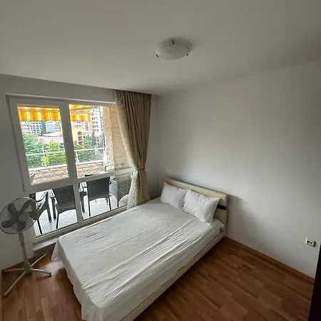 Central, 3 Bedroom At Golden Complex Apartmán *